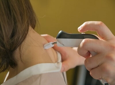 パルモ三鷹整骨院でのハイボルトの施術風景